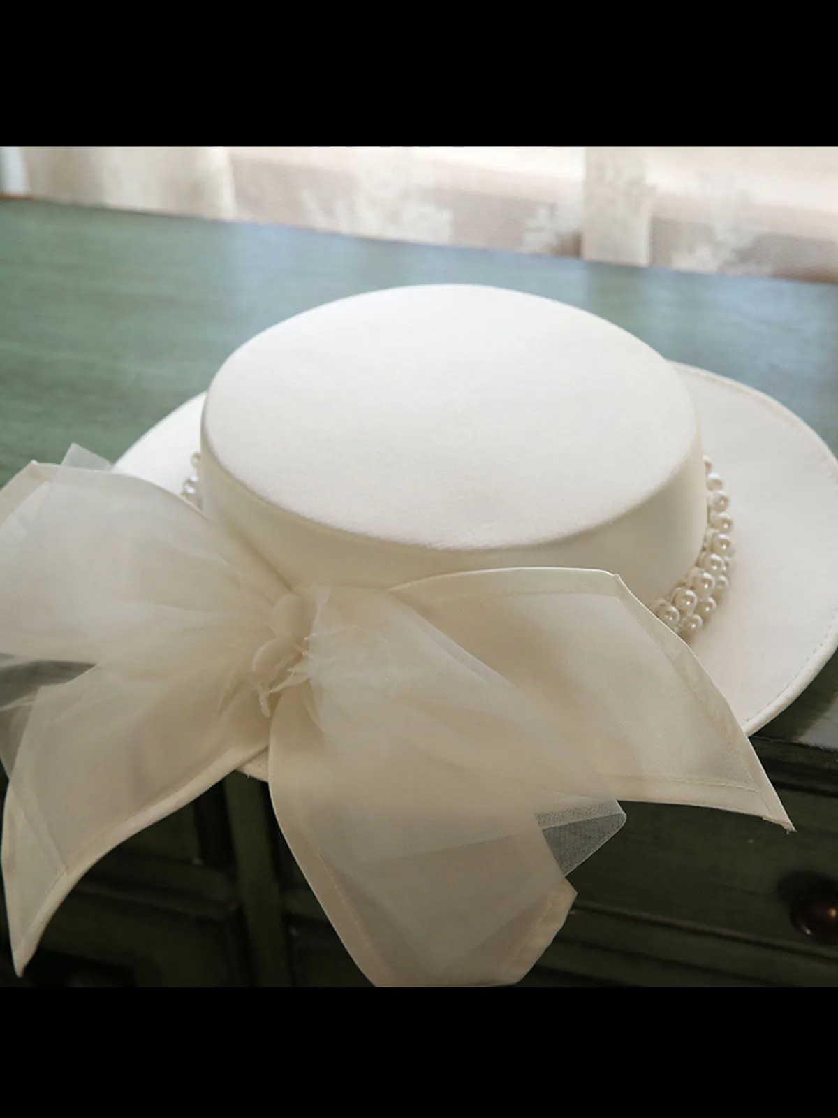 White Retro Pearl Bow Knot Hat